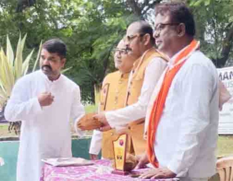 शंकर नगर बाल वाचनालय में पार्षद राजेश गुप्‍ता ने किया ध्‍वजारोहण