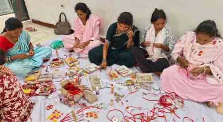 स्थानीय संसाधन और महिलाओं के कौशल से बन रही आकर्षक राखी
