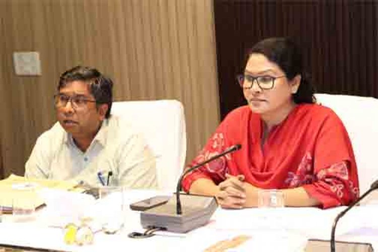 सीएम हेल्पलाइन में प्राप्त आवेदनों का निर्धारित समयावधि में निराकरण सुनिश्चित करें: कलेक्टर श्रीमती मिश्रा
