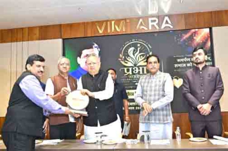 डॉ दिनेश मिश्र को लाइफ टाइम एचीवमेंट अवार्ड.