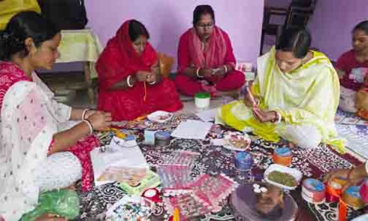 बिहान से कम लागत में राखी निर्माण को मिला नया आयाम, आत्मनिर्भर बन रहीं ग्रामीण महिलाएं