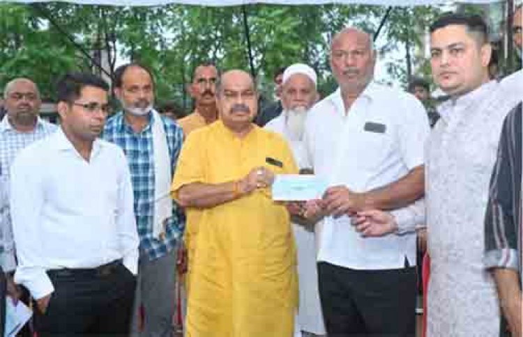 विधायक पुरन्दर मिश्रा ब्लू वाटर हादसे में मृत युवक मोहम्मद आदिल के मौदहापारा स्थित घर पहुंचे