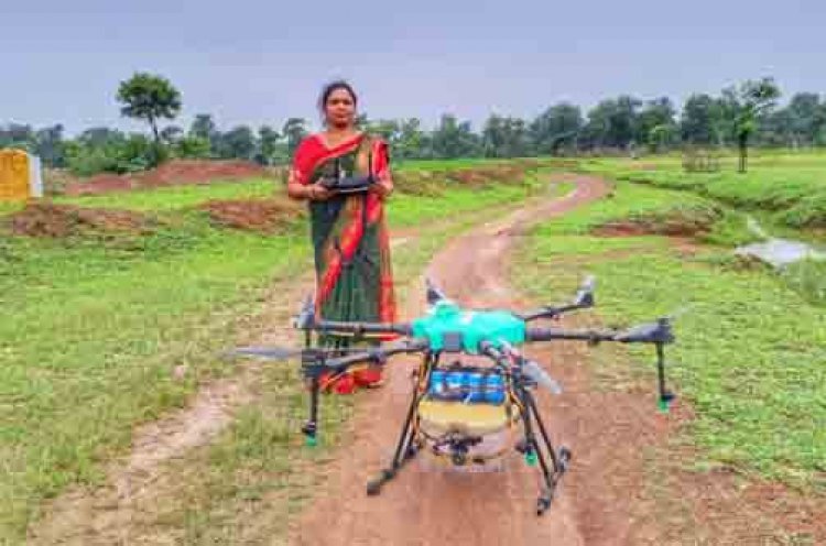 ड्रोन के पंखों से आत्मनिर्भरता की उड़ान, ‘विष्णु भैया’ की योजनाओं से हेमलता बनीं ड्रोन दीदी