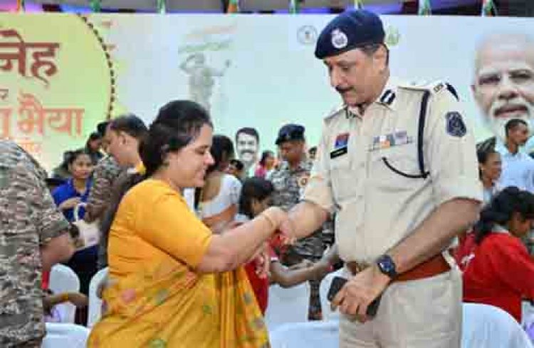स्नेह की डोर विष्णु भैया मोर आयोजन में महापौर मीनल चौबे ने  पुलिस कमिश्नर डॉ संजीव शुक्ला को बांधी राखी