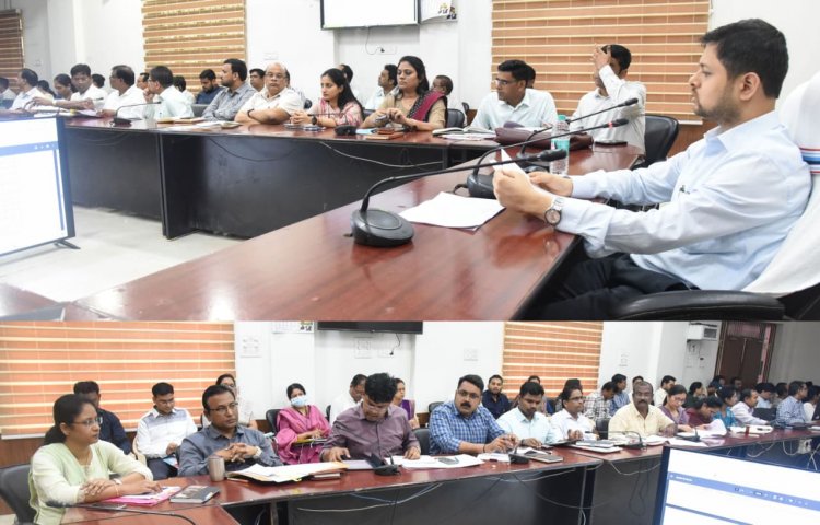 लंबित प्रकरणों के शीघ्र निराकरण के साथ शत-प्रतिशत आयुष्मान एवं वय वंदना कार्ड बनाने कलेक्टर ने दिए निर्देश