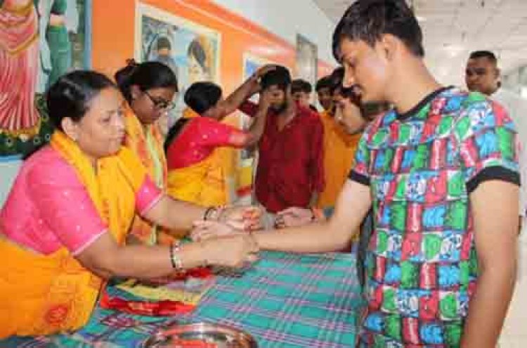 रायपुर सेंट्रल जेल में गायत्री परिवार ने मनाया अनोखा रक्षाबंधन: अपनों से दूर बंदियों के सूने हाथों में सजा विश्वास का धागा