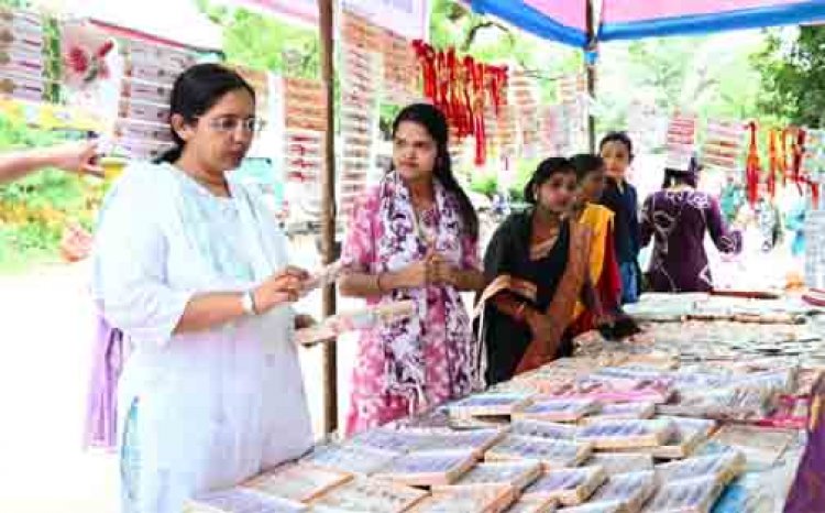 स्थानीय राखियों की खरीद से महिला उद्यमिता को मिला संबल