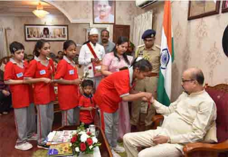 लोक भवन में गूंजा अपनत्व का संदेश, दिव्यांग बच्चों ने राज्यपाल  रमेन डेका को बांधा रक्षा सूत्र