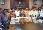 कलेक्टर मिश्रा ने सेवानिवृत्त कर्मचारी नरोत्तम सिंह को अवकाश नगदीकरण एवं भविष्य निधि की राशि भेंट कर दी भावभीनी विदाई
