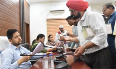 विद्युत पोल लगने के बाद भी नहीं मिला बिजली कनेक्शन, किसानों ने जनदर्शन में लगाई गुहार