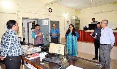  कलेक्टर तुलिका प्रजापति ने राजनीतिक दलों के पदाधिकारियों की उपस्थिति में किया स्ट्रांग रूम का निरीक्षण