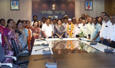 कलेक्टर मिश्रा ने सेवानिवृत्त कर्मचारी नरोत्तम सिंह को अवकाश नगदीकरण एवं भविष्य निधि की राशि भेंट कर दी भावभीनी विदाई