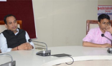 कलेक्टर डॉ. गौरव सिंह ने स्वास्थ्य विभाग के कार्यों की समीक्षा की
