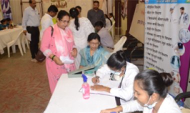 कलेक्टर के निर्देश पर कलेक्ट्रेट परिसर में स्वास्थ्य जांच शिविर आयोजित