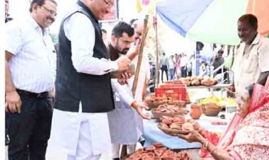 सड़क किनारे पसरे पर अचानक पहुंचे मुख्यमंत्री साय, मीरा के पसरे से खरीदा ‘आशीर्वाद का दीया’