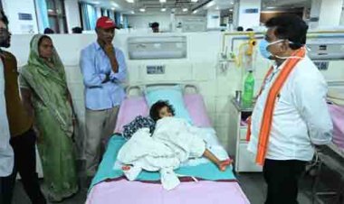 उप मुख्यमंत्री विजय शर्मा ने एम्स रायपुर में महाराष्ट्र सड़क हादसे के घायलों से की मुलाकात
