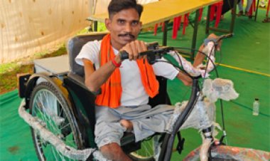 दिव्यांगजन सहयोग कार्यक्रम में बैटरी चलित ट्राइसाइकिल पाकर प्रसन्नचित हुए जीवनलाल