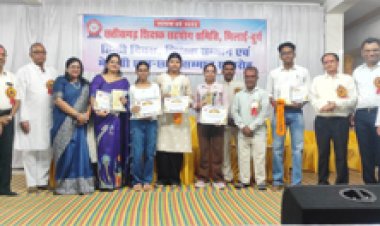 सेवानिवृत्त शिक्षकों, स्कूली टॉपर्स और निर्धन मेधावी छात्रों को मिला सम्मान