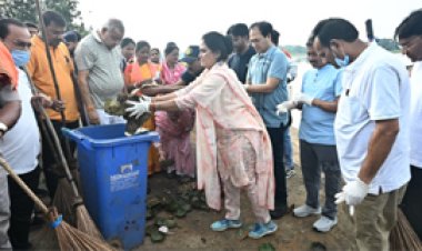 स्वच्छता की शपथ लेकर छठ घाट पर उतरे जनप्रतिनिधि, अधिकारी और नागरिक, दिया जनभागीदारी का संदेश
