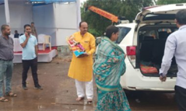सभापति सूर्यकान्त राठौड़ ने परिवारजनों सहित घर के गणपति की मूर्ति का कुण्ड में  किया विसर्जन