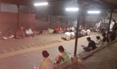 नेलसनार में बाढ़ के बीच जिला प्रशासन की मानवीय पहल, बाढ़ में फंसे यात्रियों को कराया भोजन