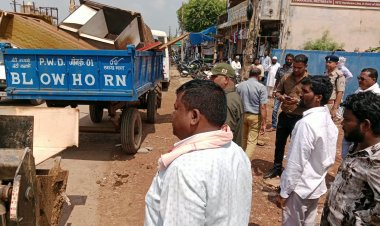 सड़क पर फर्नीचर रखकर व्यवसाय करने वालों पर निगम की कार्रवाई, सामान किया जब्त