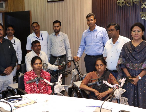 जनदर्शन में तीन दिव्यांगजनों की राह हुई आसान, मिली ट्राईसिकल तो बोले - धन्यवाद विष्णु भैया