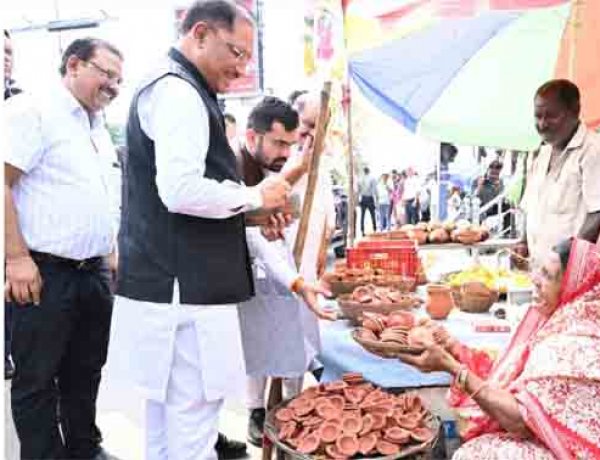 सड़क किनारे पसरे पर अचानक पहुंचे मुख्यमंत्री साय, मीरा के पसरे से खरीदा ‘आशीर्वाद का दीया’