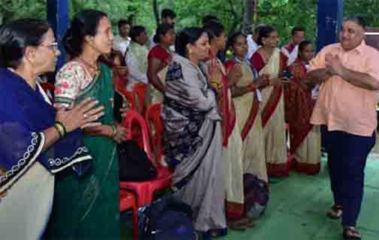 रामगढ़ में मितानिन बहनों से पर्यटन एवं संस्कृति मंत्री ने किया आत्मीय संवाद, समस्याओं और आवश्यकताओं की ली जानकारी