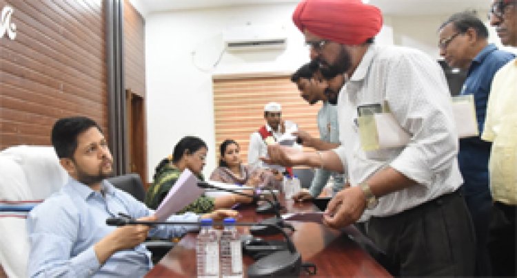 विद्युत पोल लगने के बाद भी नहीं मिला बिजली कनेक्शन, किसानों ने जनदर्शन में लगाई गुहार