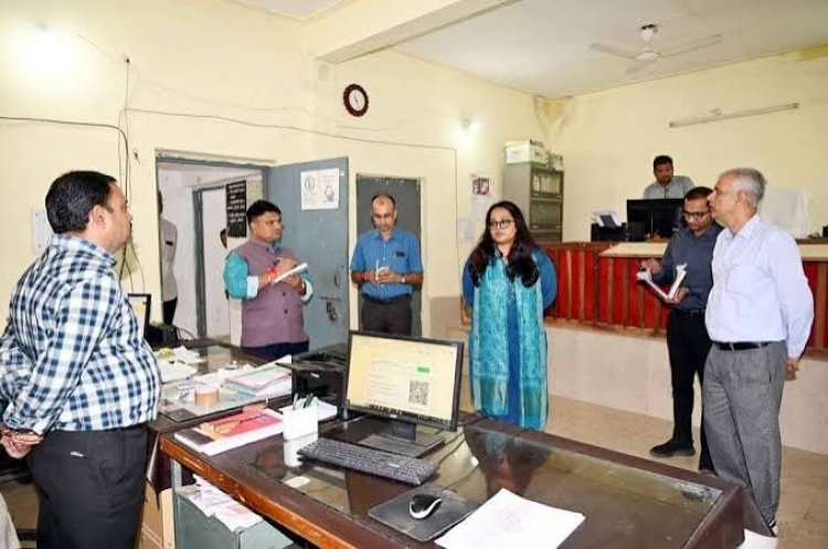  कलेक्टर तुलिका प्रजापति ने राजनीतिक दलों के पदाधिकारियों की उपस्थिति में किया स्ट्रांग रूम का निरीक्षण