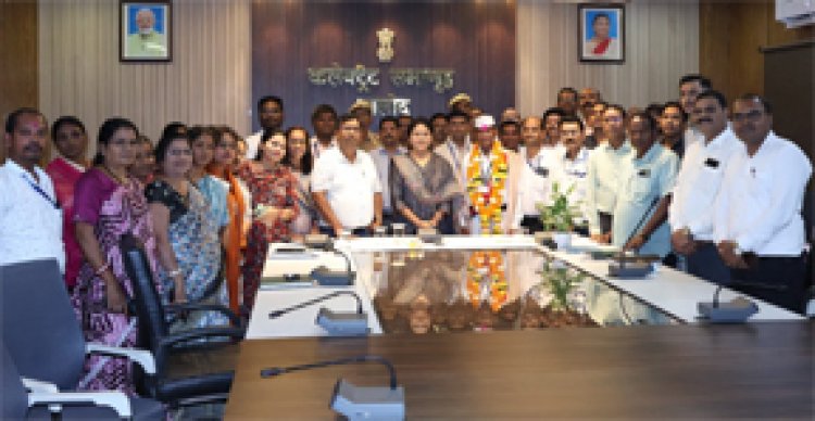 कलेक्टर मिश्रा ने सेवानिवृत्त कर्मचारी नरोत्तम सिंह को अवकाश नगदीकरण एवं भविष्य निधि की राशि भेंट कर दी भावभीनी विदाई