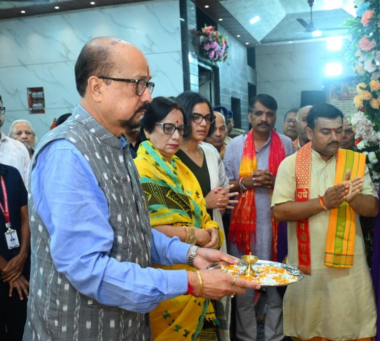 राज्यपाल रमेन डेका ने कृष्ण जन्माष्टमी के अवसर पर श्री बांके बिहारी मंदिर में की पूजा-अर्चना