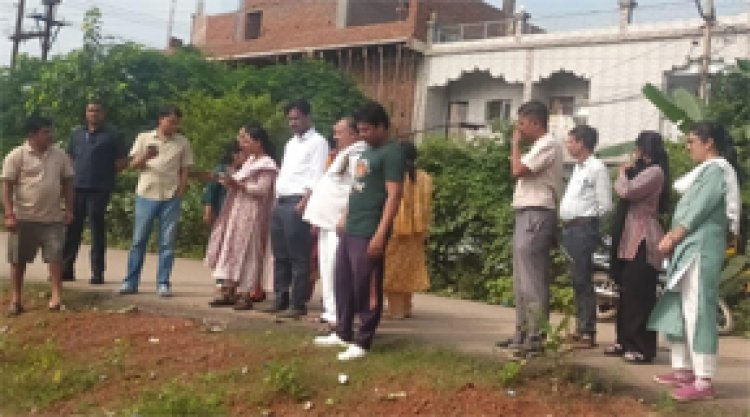 जिला पंचायत सीईओ ने टेमरी, बनारसी, माना बस्ती में विकास कार्यों का किया निरीक्षण
