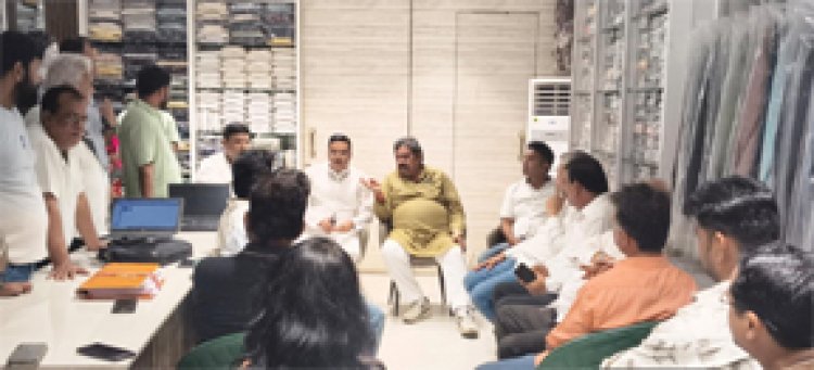 जवाहर मार्केट के उन्नयन कार्य को लेकर व्यापारियों एवं निगम अधिकारियों की बैठक