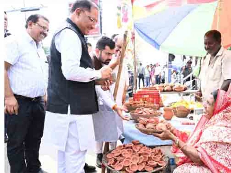 सड़क किनारे पसरे पर अचानक पहुंचे मुख्यमंत्री साय, मीरा के पसरे से खरीदा ‘आशीर्वाद का दीया’