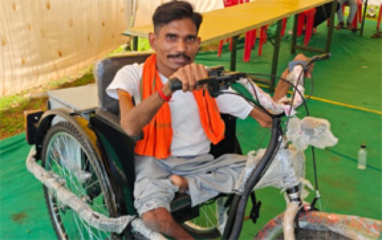 दिव्यांगजन सहयोग कार्यक्रम में बैटरी चलित ट्राइसाइकिल पाकर प्रसन्नचित हुए जीवनलाल