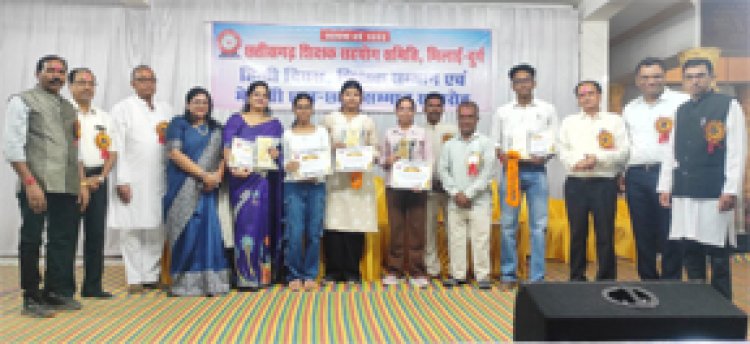 सेवानिवृत्त शिक्षकों, स्कूली टॉपर्स और निर्धन मेधावी छात्रों को मिला सम्मान