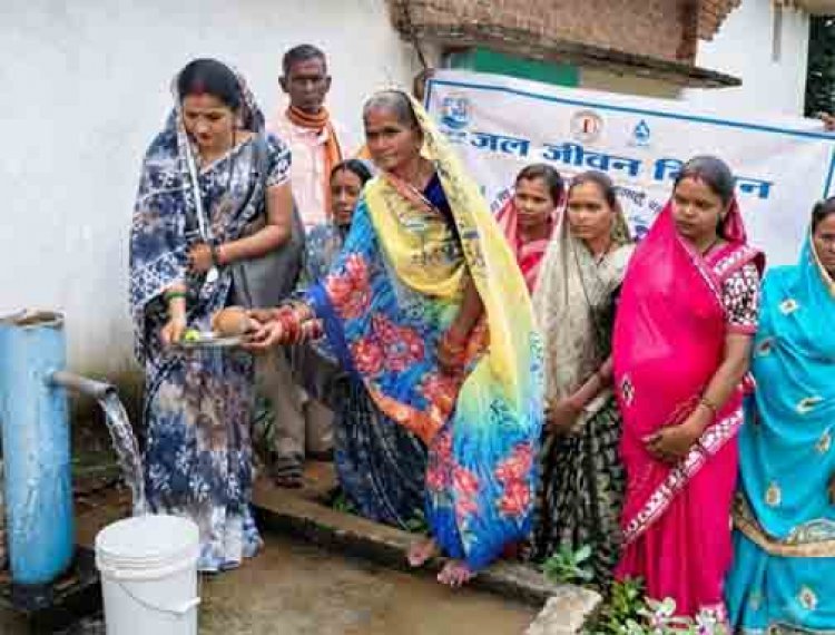 सेवा की कहानी : उड़ीसा सीमा से लगे आदिवासी बहुल गांव में जल जीवन मिशन ने आसान की पानी की राह