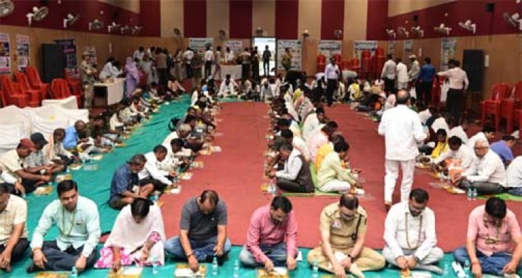 नेवता भोज में दिखी सामाजिक समरसता की मिसाल, एक साथ बैठे बैगा पुजारी, जनप्रतिनिधि और अधिकारी