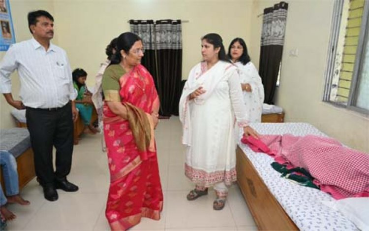 केंद्रीय राज्यमंत्री सावित्री ठाकुर ने सखी वन स्टॉप सेंटर का किया निरीक्षण