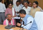 जनदर्शन में संवेदनशील पहल: पांच मिनट में बुजुर्ग चोवा राम को मिला श्रवण यंत्र, लौट आई सुनने की उम्मीद