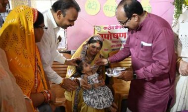 'बच्चों के अंदर अपना बचपना ढूंढता हूं...' : जमीन पर बैठकर बच्चों संग खेले  अरुण साव