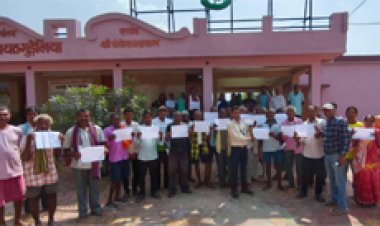 गुडेलिया में आयोजित विशेष ग्राम सभा मे 48 ग्रामीणों को मिला भू-स्वामी अधिकार अभिलेख