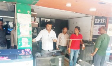 आकाशगंगा व्यावसायिक परिसर में अवैध कब्जों पर निगम की नजर, बरामदों में किए गए अतिक्रमण की मार्किंग