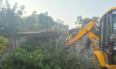 नेहरू नगर में जर्जर भवनों के ध्वस्तीकरण की कार्रवाई, जनसुरक्षा के मद्देनजर निगम की पहल