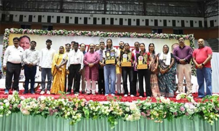 मुख्यमंत्री अरुण साव ने बहतराई खेल अकादमी के अंतरराष्ट्रीय पदक विजेता खिलाड़ियों का किया सम्मान