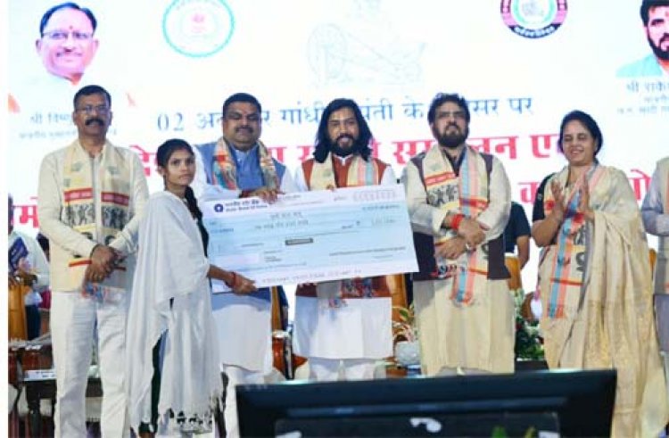 खादी और स्थानीय उत्पादों के अधिकाधिक उपयोग पर जोर - मंत्री गजेन्द्र यादव