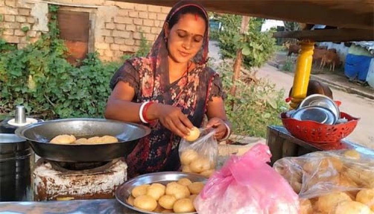 महतारी वंदन योजना की राशि से  आशा विश्वकर्मा ने शुरू किया गुपचुप का व्यवसाय