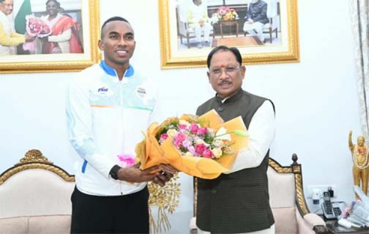मुख्यमंत्री साय से एशियन गेम्स के कांस्य पदक विजेता एथलीट अनिमेष कुजूर ने की सौजन्य मुलाकात